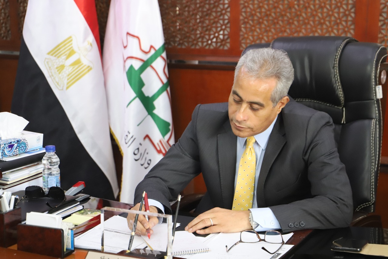وزير القوى العامله 